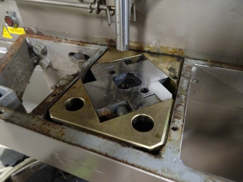 AUTOMATIC CORKING MACHINE FIRM QUAGLIA AND GIUSO, SINGLE HEAD FOR NATURAL CORK, SECOND-HAND MACHINE