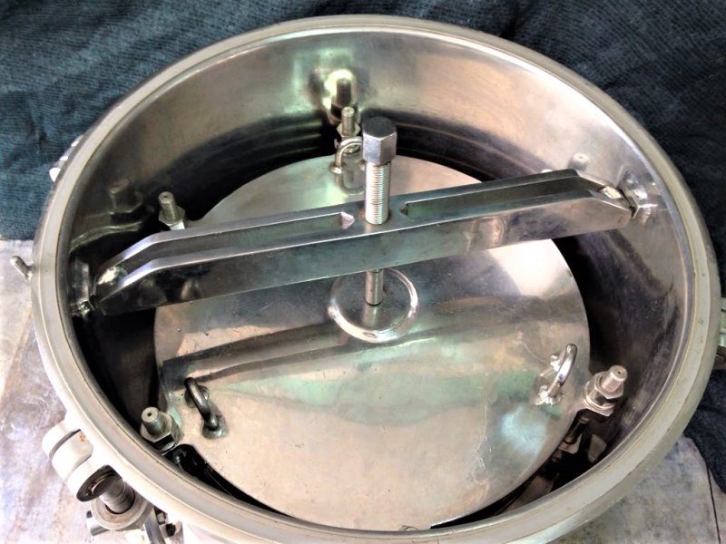 SERBATOIO CARRELLATO IN ACCIAIO INOX CON MANOMETRO