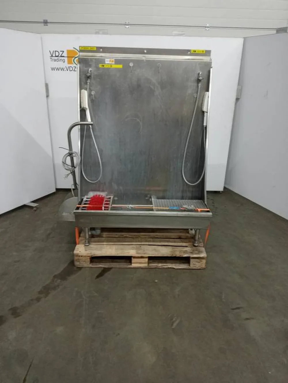 Boots and apron washing unit