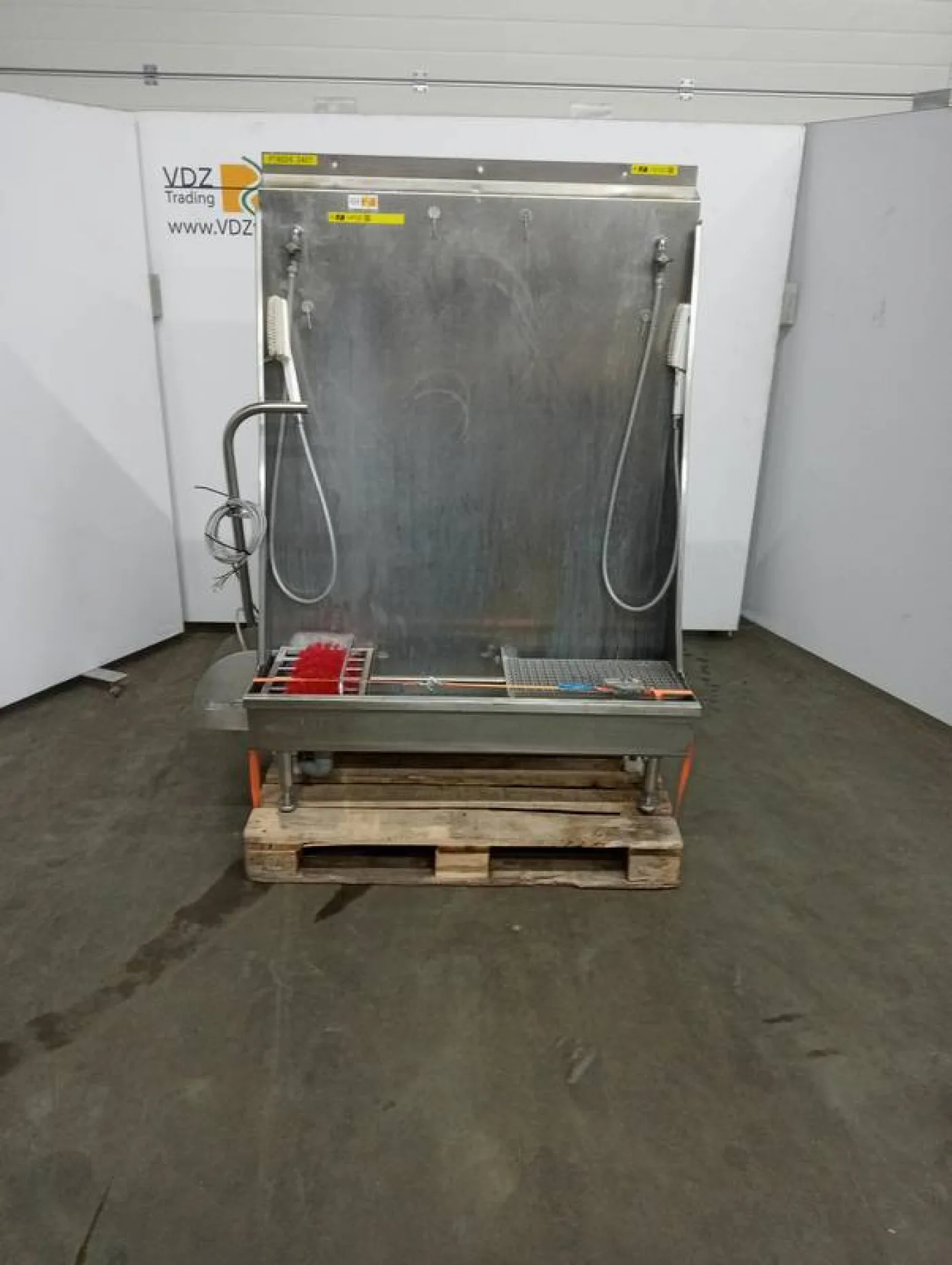 Boots and apron washing unit - 1