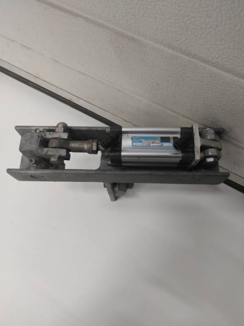 Tube rail stop pneumatic