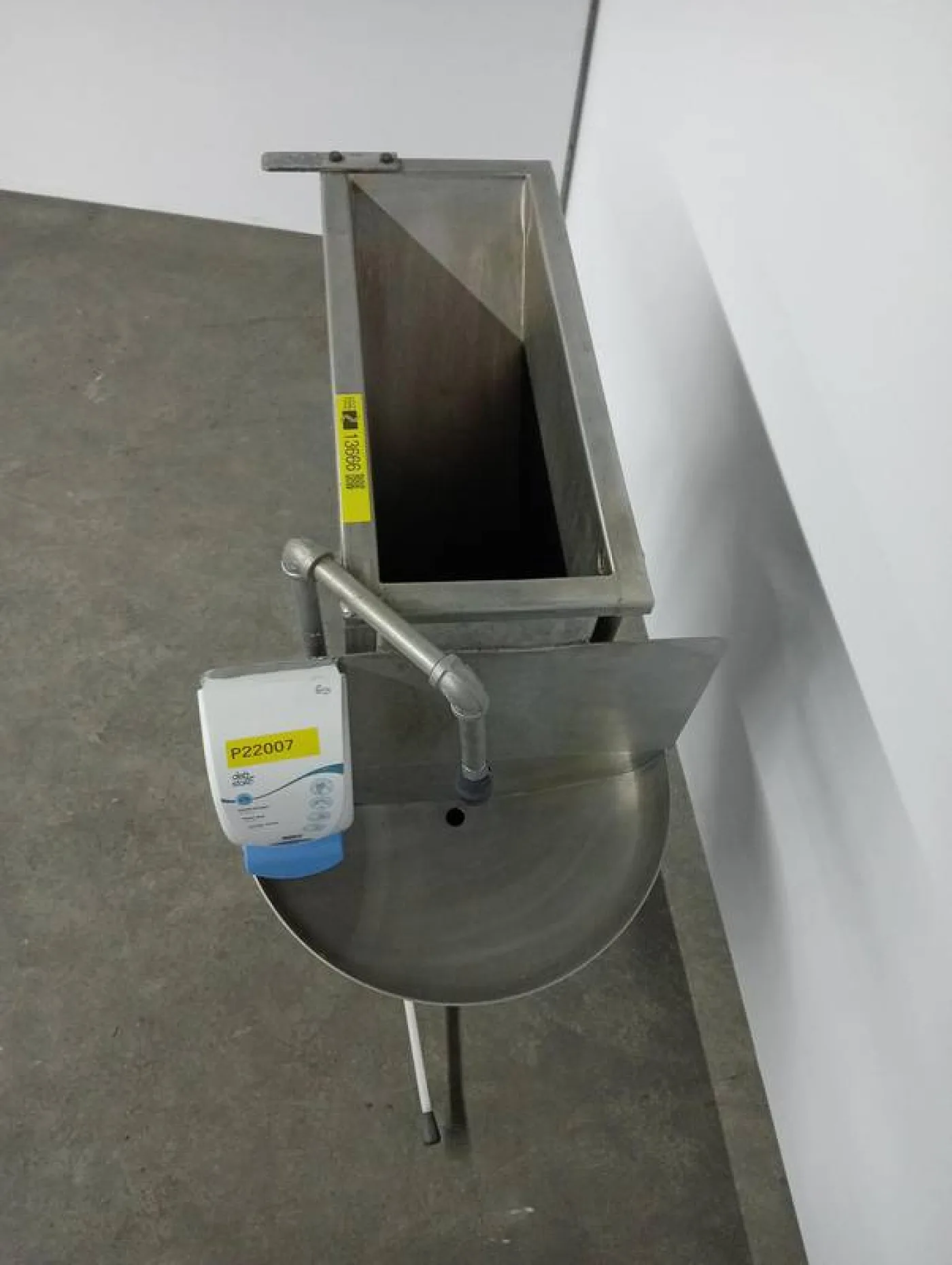 Steriliser with wash bin - 7