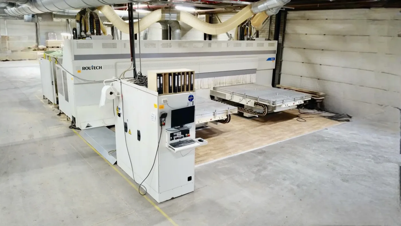 SCM ROUTECH R 400 5 Achs-Bearbeitungszentrum - 2