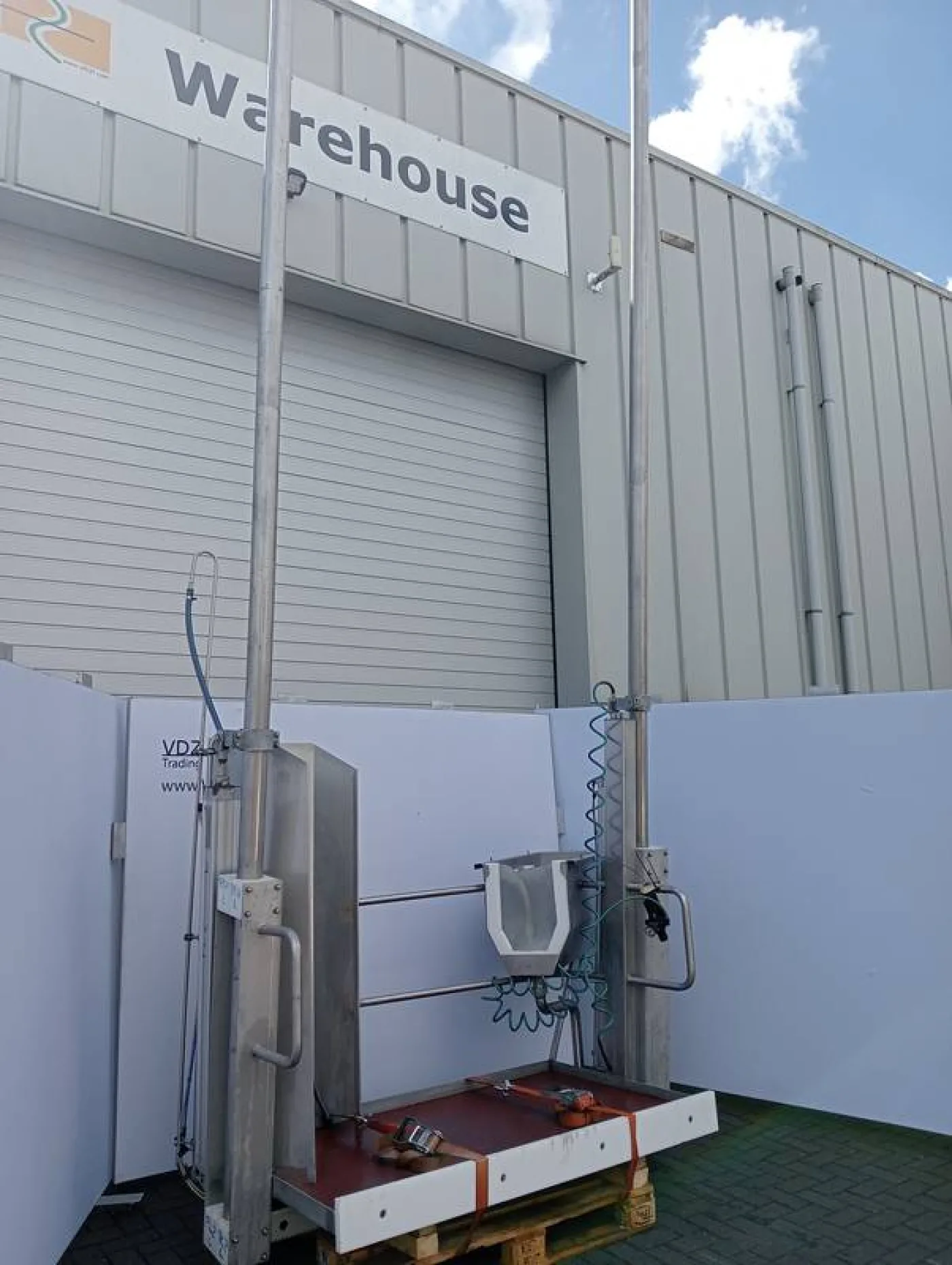 Splitting platform with saw sterilizer - 1