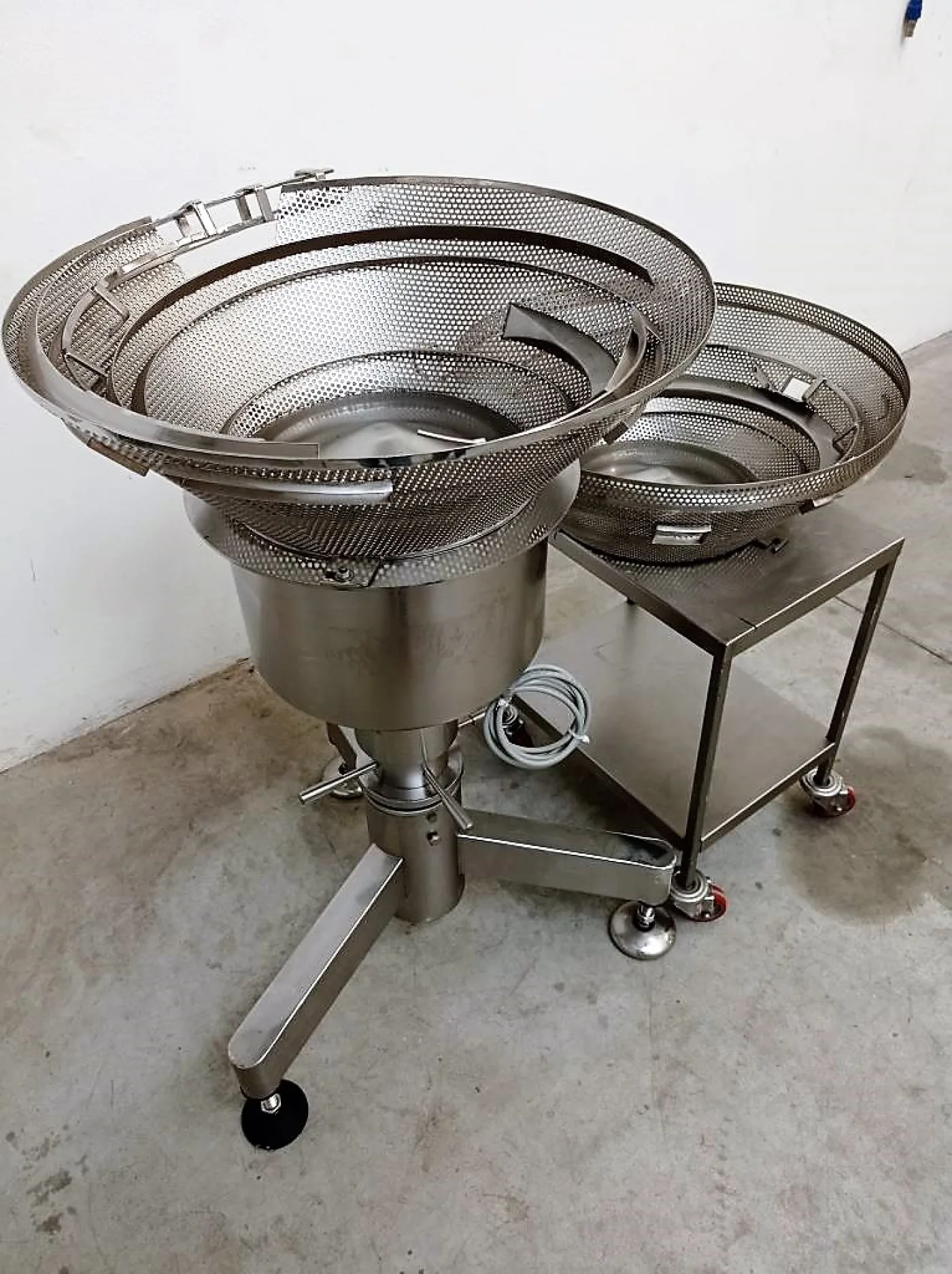 ALIMENTATORE VIBRANTE A TAZZA PER STERILE - 1