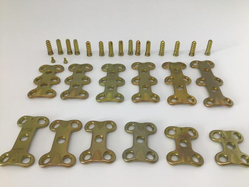 Synthes titanium plate set and screws