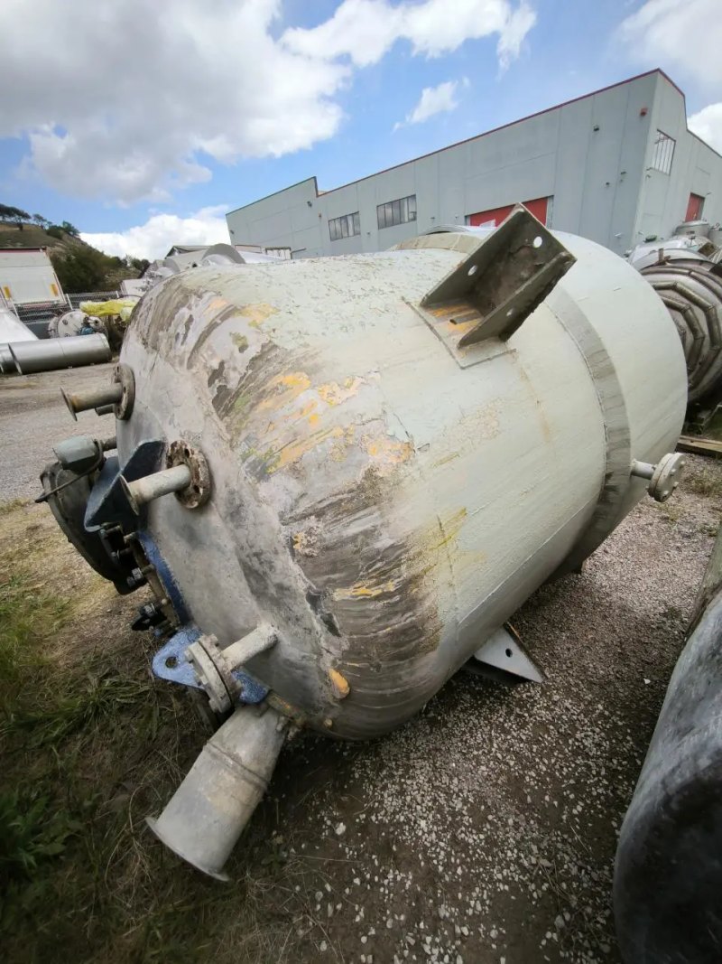STAINLESS STEEL REACTOR 3000 LITERS WITH IRON LOWER BOTTOM JACKET