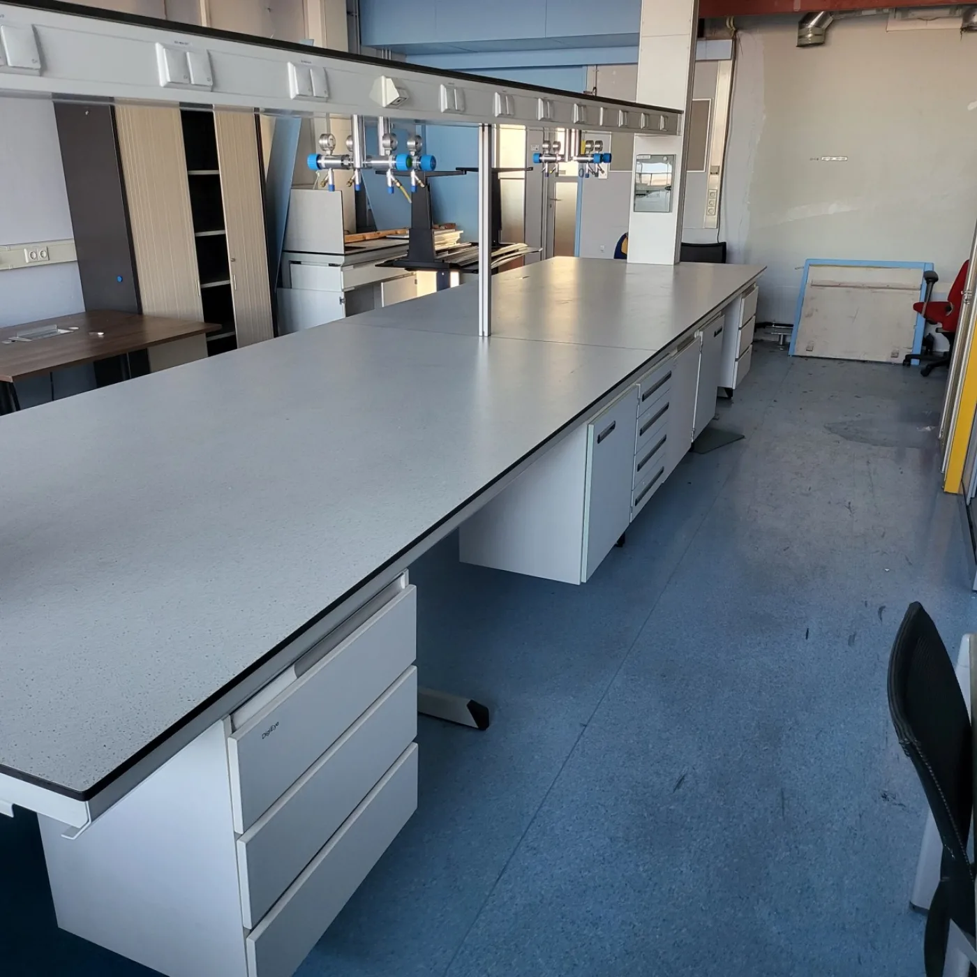 2059 – Used S+B island laboratory table (589 cm) - 3