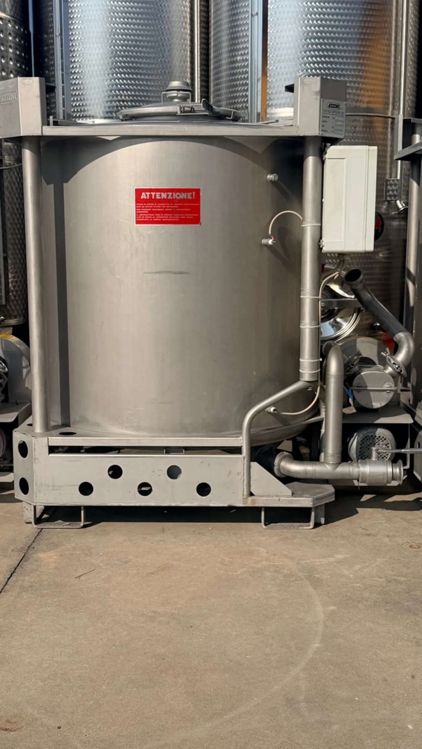 FORK-LIFTABLE/STACKABLE TANKS AZZINI FIRM, CAPACITY 1000 LITERS, SECOND HAND EQUIPMENT - 7