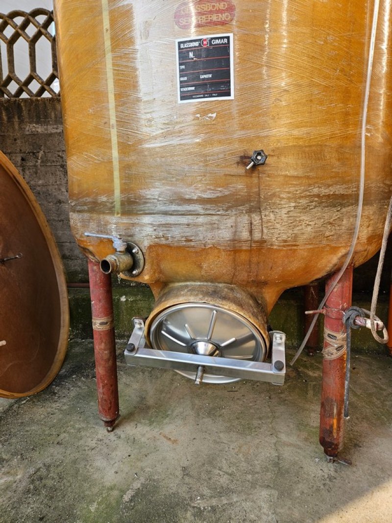 FIBERGLASS TANK VARIABLE CAPACITY FIRM GIMAR, CAPACITY HL 50 (LITERS 5000) ABOUT, ON LEGS, BOTTOM TO DRAIN OFF, SECOND-HAND EQUIPMENT