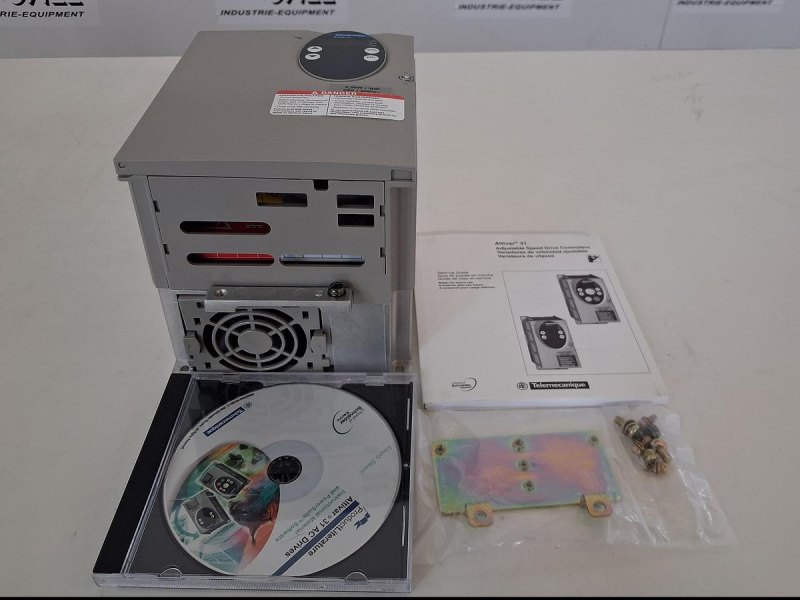 Schneider Electric Telemecanique Altivar 31 ATV31HU22N4 Frequency Inverter