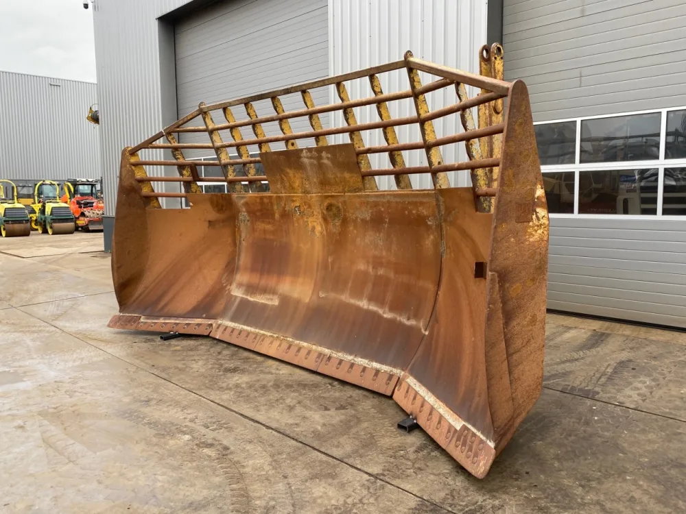 Caterpillar D9U Blade
