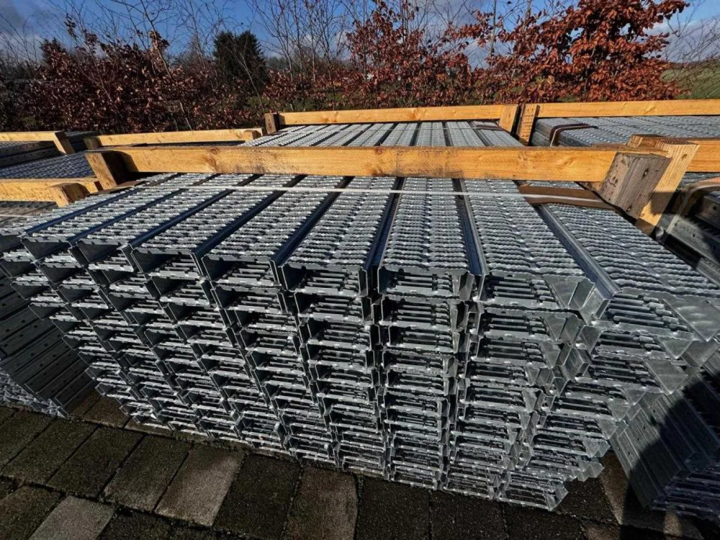4 tonnes of stacked galvanized steel floor panels - 1