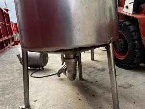 USED STAINLESS STEEL TANK 250 LITERS