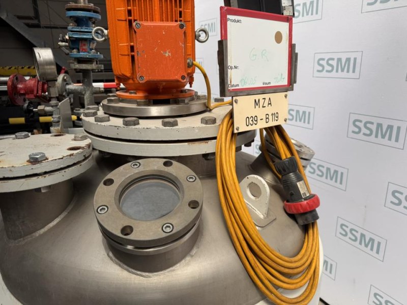 Mobile mixing tank