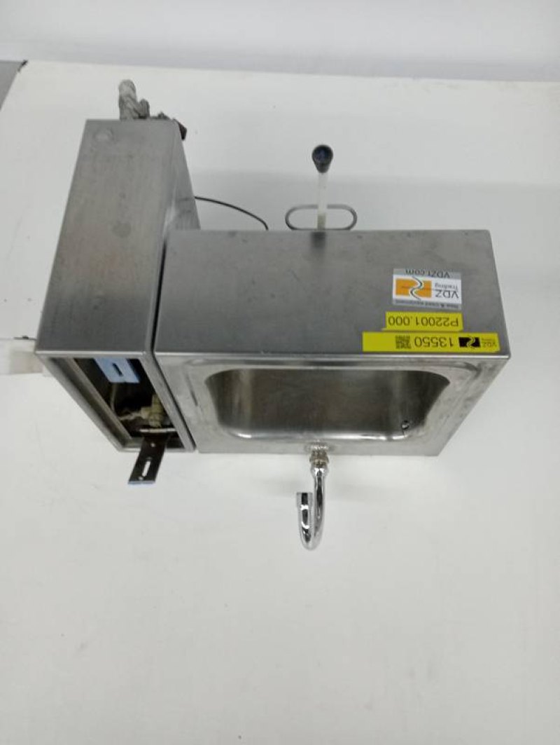 Wash basin with sterilisator