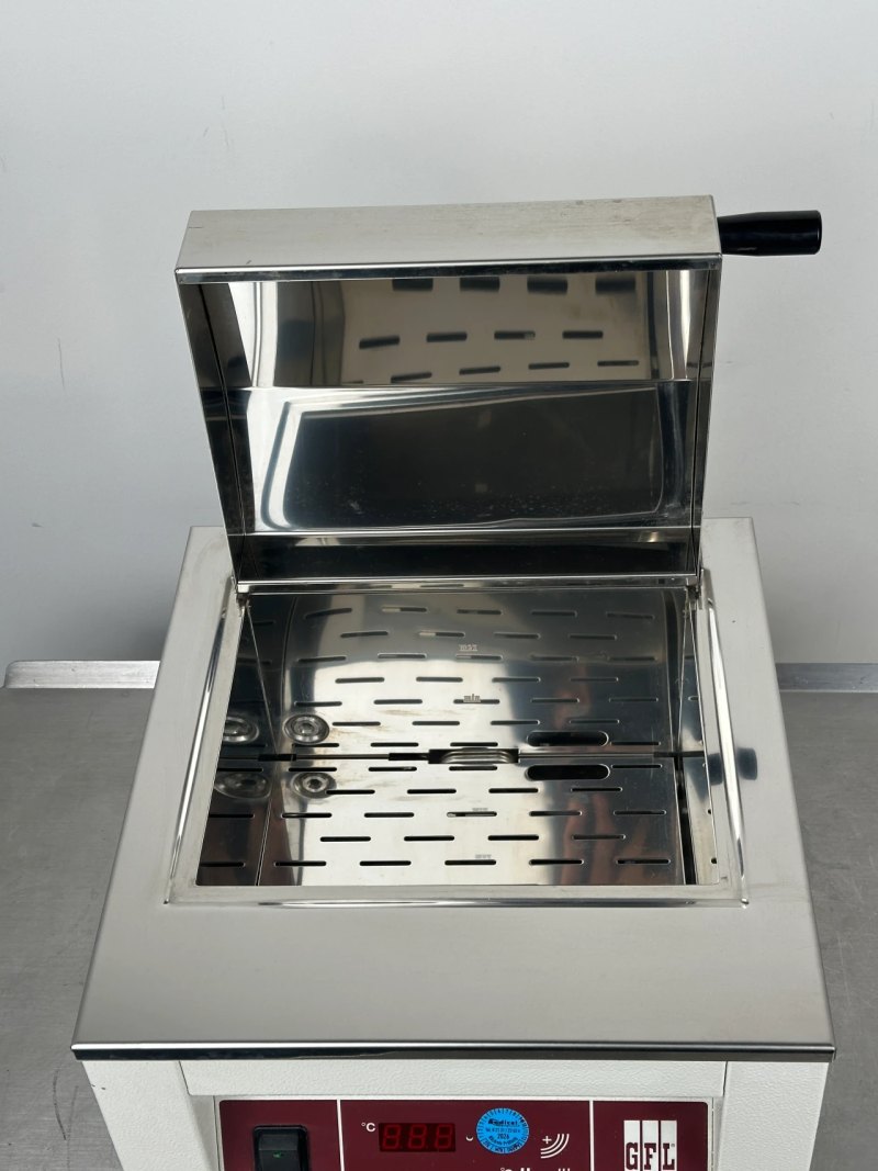 GFL 1002 Labor-Wasserbad – 1,0 kW – Edelstahl – digital geregelt