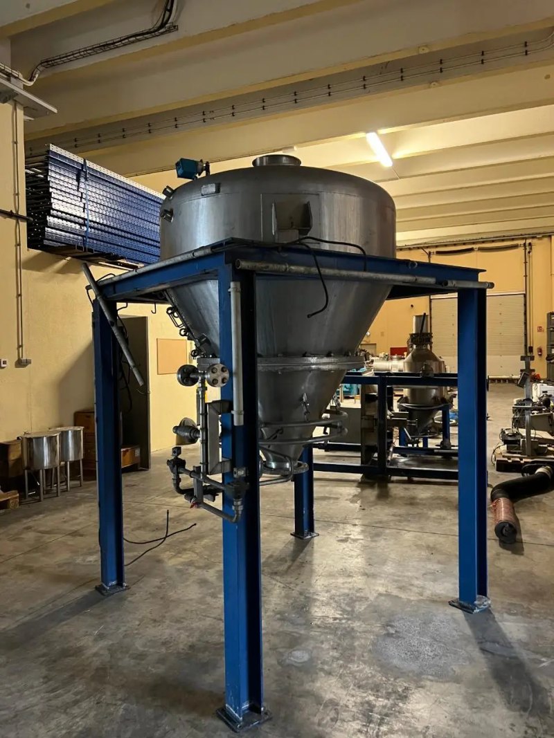USED STAINLESS STEEL SOLIDS HOPPER 1,800 LITERS