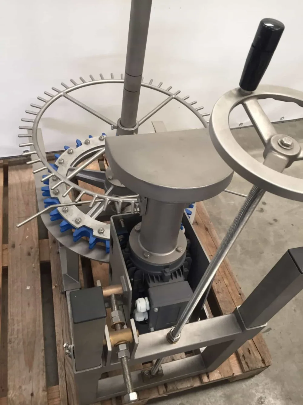 Poultry hock cutter