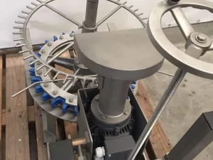 Poultry hock cutter