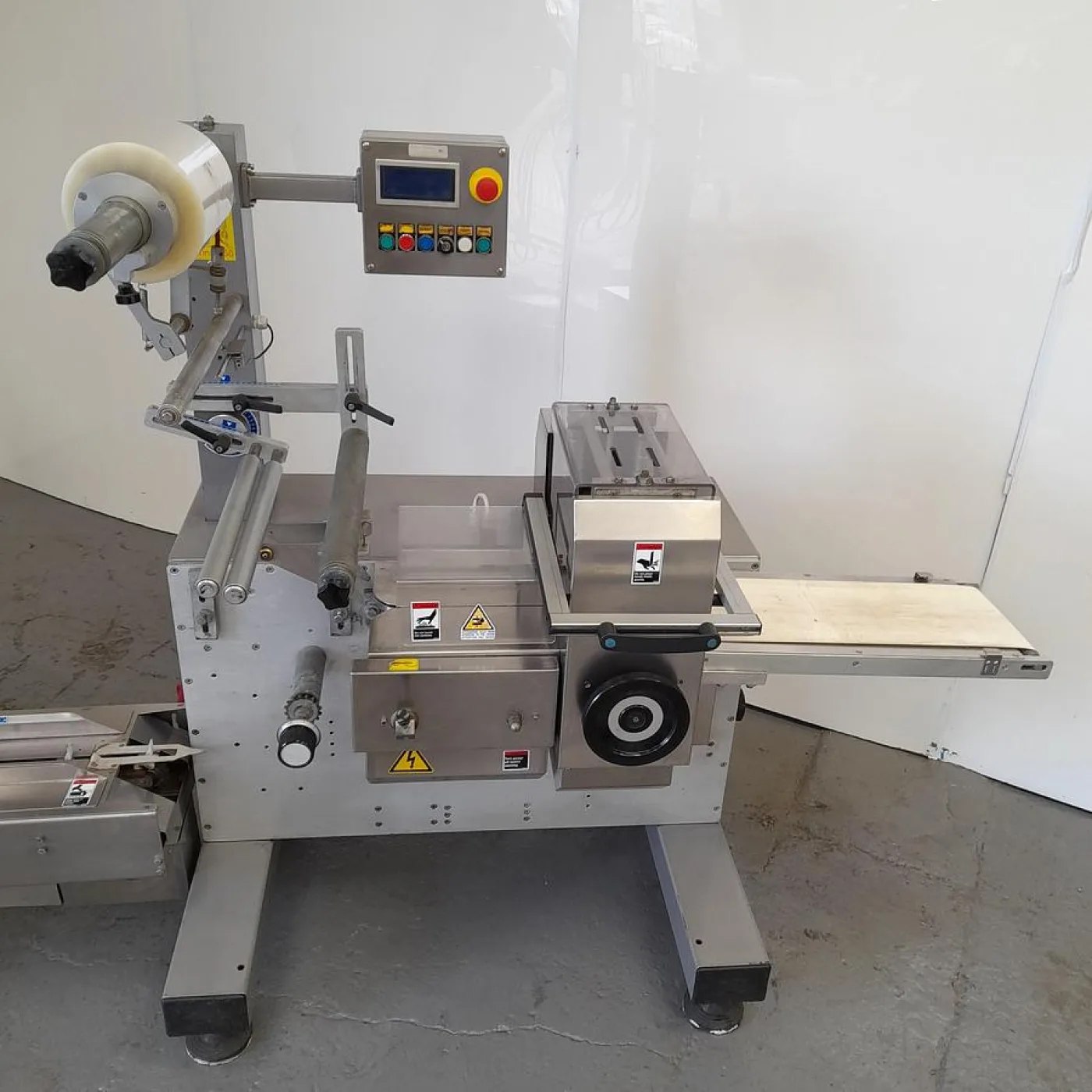 Delfin Flowpack with Conveyor - 3