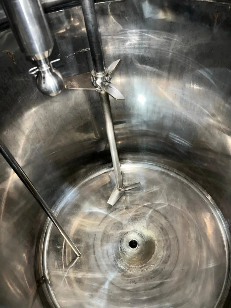 USED STAINLESS STEEL REACTOR 500 LITERS WITH SHELL AND AGITATION