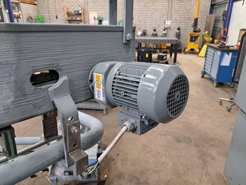 Empty hook lowering conveyor