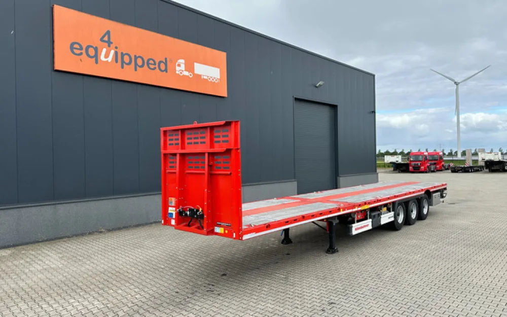 new and unused Heavy-Duty flatbed / 690cm extendable / steering axle / lift axle / twistlocks / timberstakes / NL-trailer / APK: 04-2027