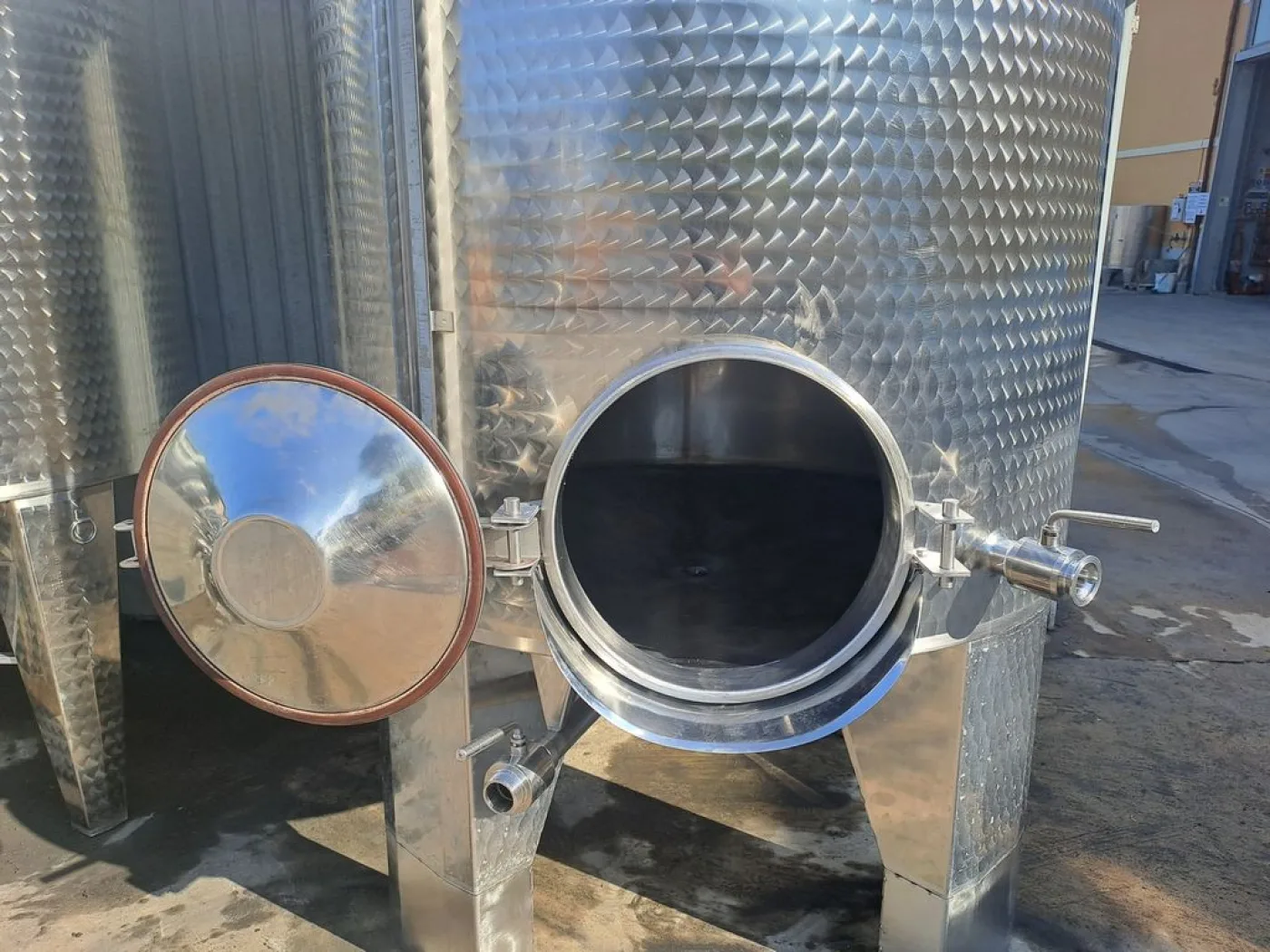STAINLESS STEEL TANKS L.A. INOX FIRM, CAPACITY 2500 LITRES (25 HL), STORAGE/WINEMAKING MODEL WITH CONICAL BOTTOM - 2