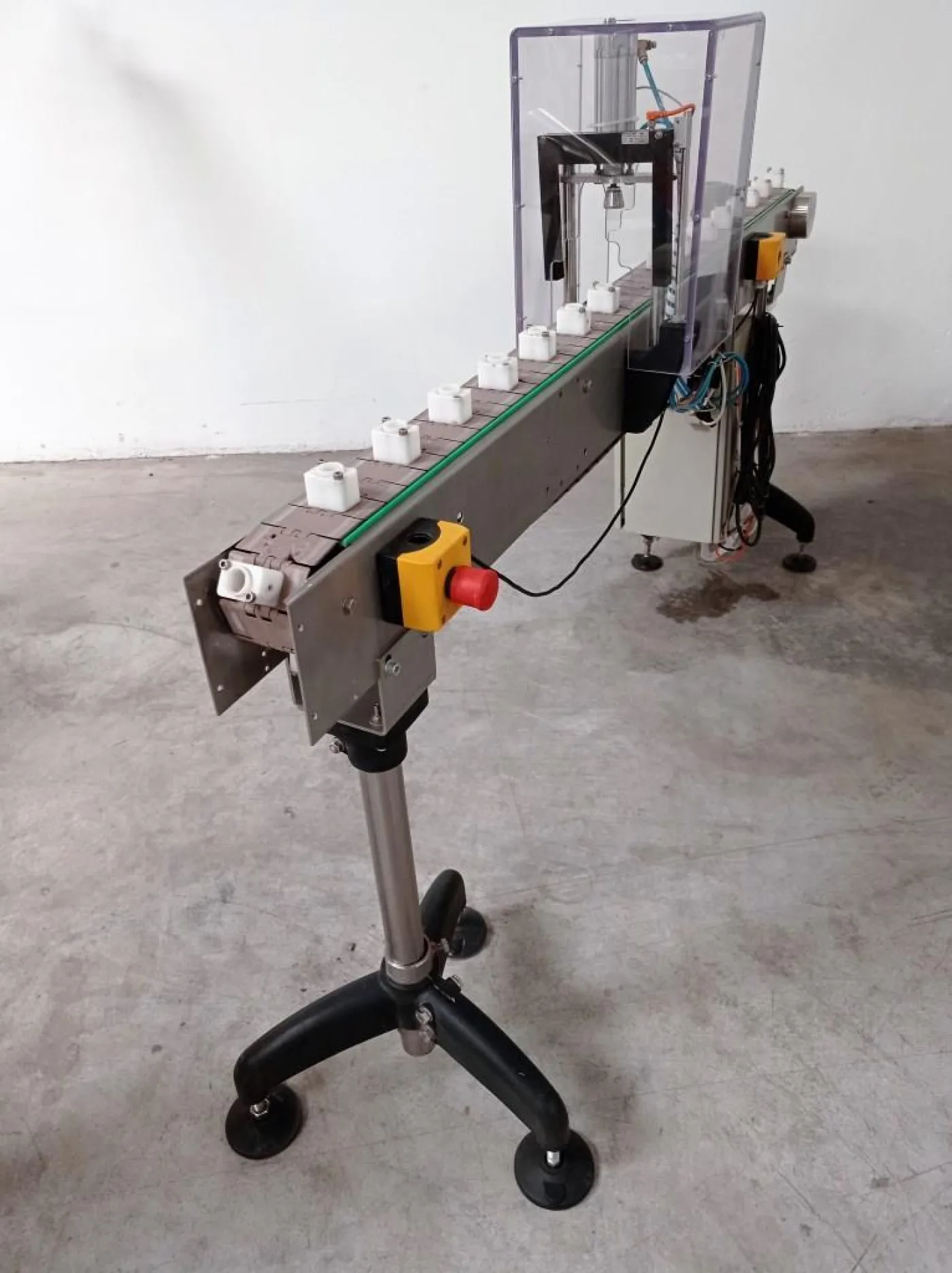 NASTRO TRASPORTATORE A TAPPARELLE CON TAPPATTRICE PNEUMATICA - 1