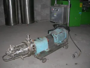 POMPA CARRELLATA PER ACQUA DISTILLATA
