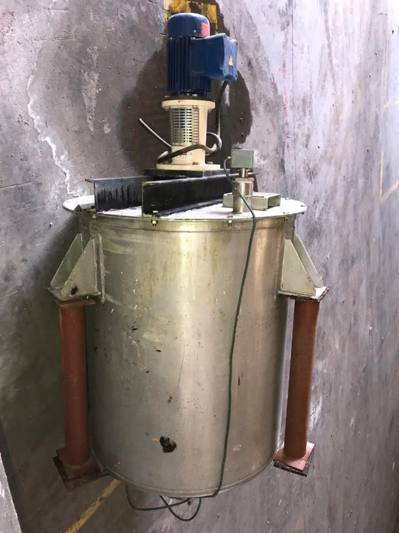 USED 316L STAINLESS STEEL TANK 500 LITERS WITH AGITATION