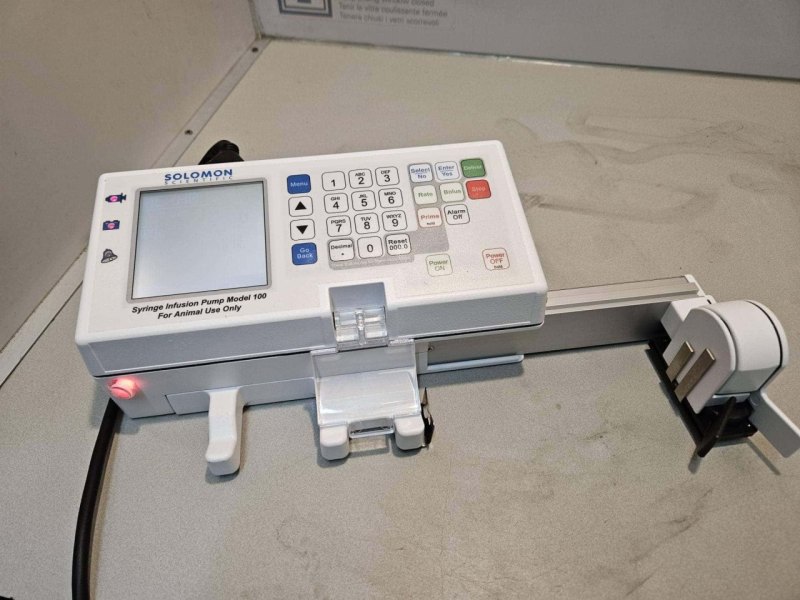Solomon Scientific Model 100 Infuuspomp voor Spuiten