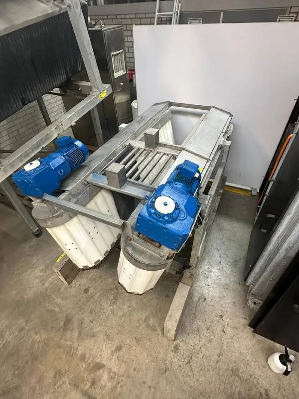 Restrainer with weighing function