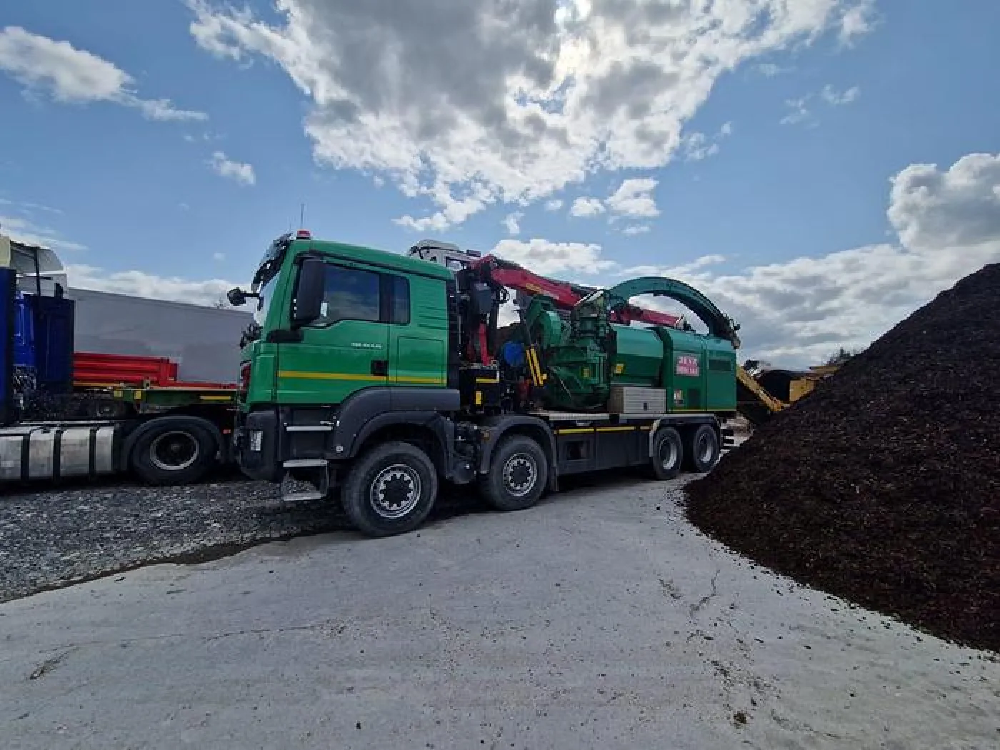 2017 Jenz HEM 583 R Chipping Truck - 4