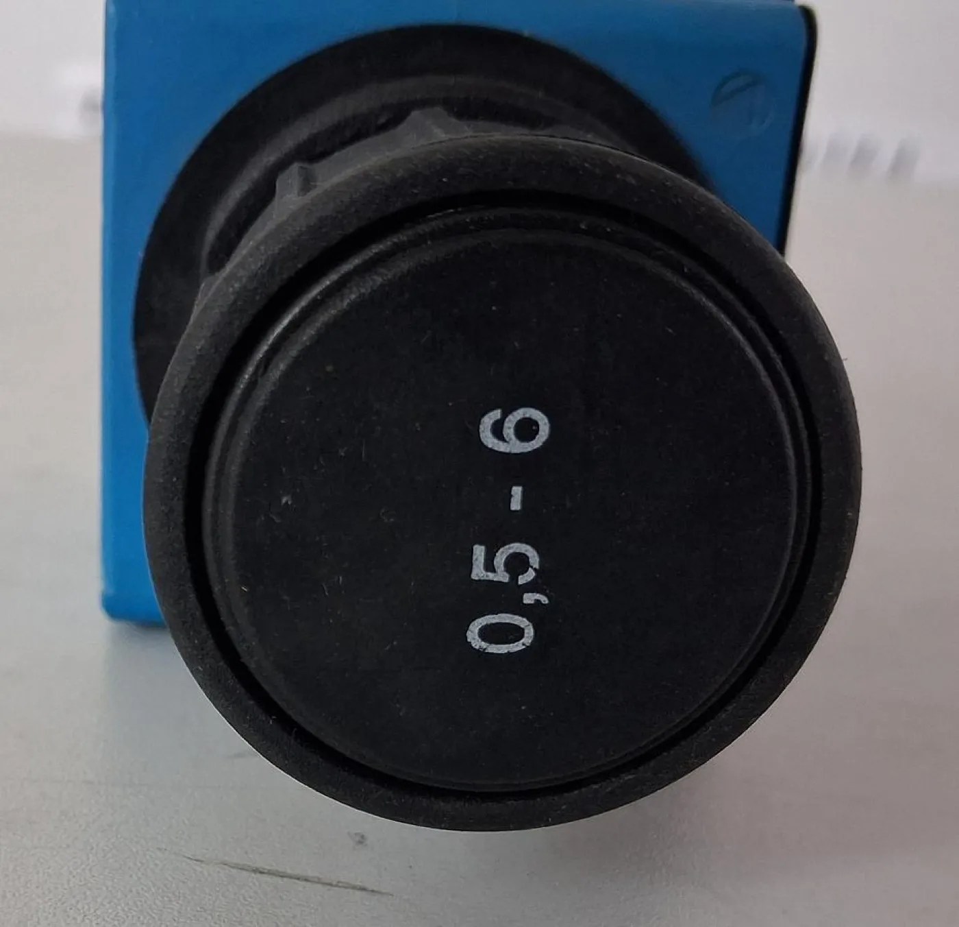 Compressed Air Pressure Regulator with Gauge - 5