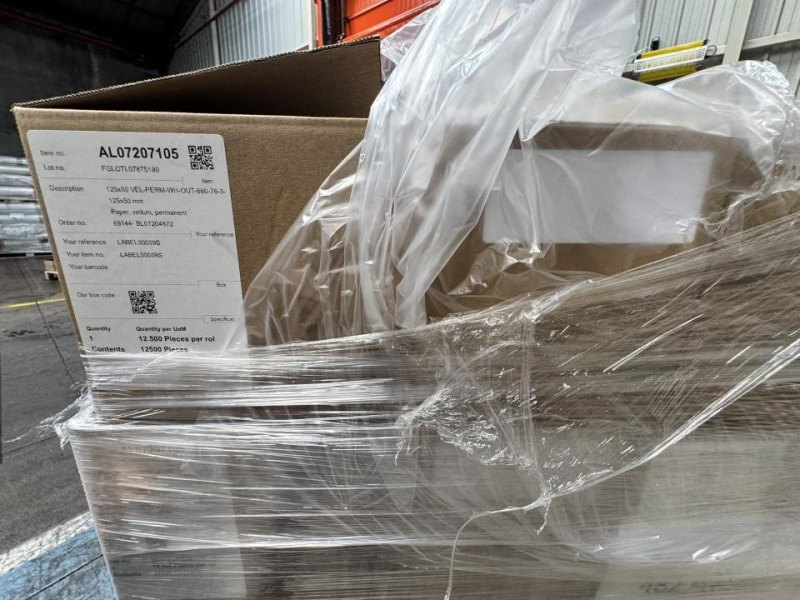 Self-adhesive label roll 34 boxes