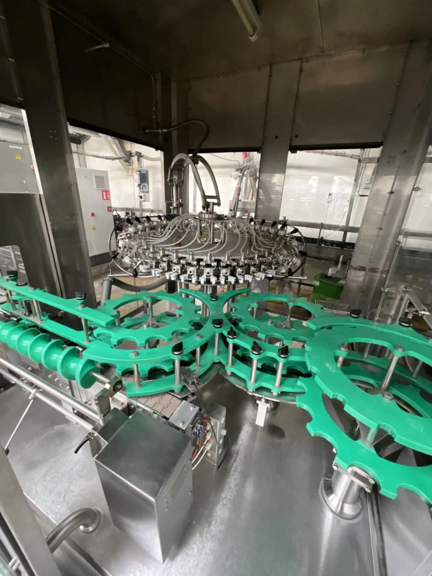 Serac Serac TN36R36V12/1620 Rotary Bouteille Air Rinse, Liquide Remplissage and Closing Machine - Line 5 - 7