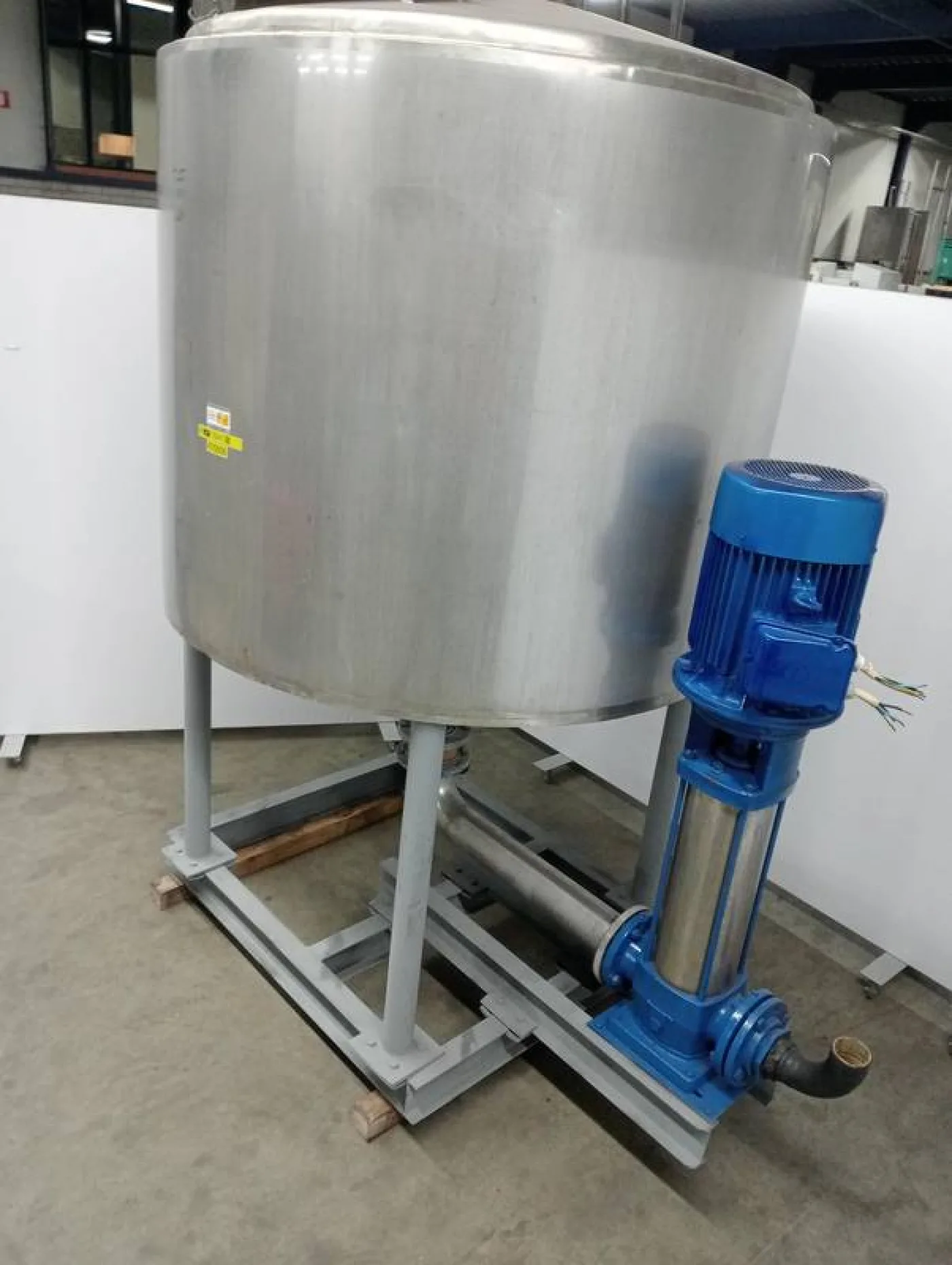 Insulated tank with centrifugal pump - 5
