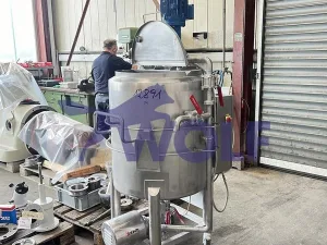 Edelstahlbehälter als Mischer - doppelwandig, mit Einsteck-Mischturbine, 2013.