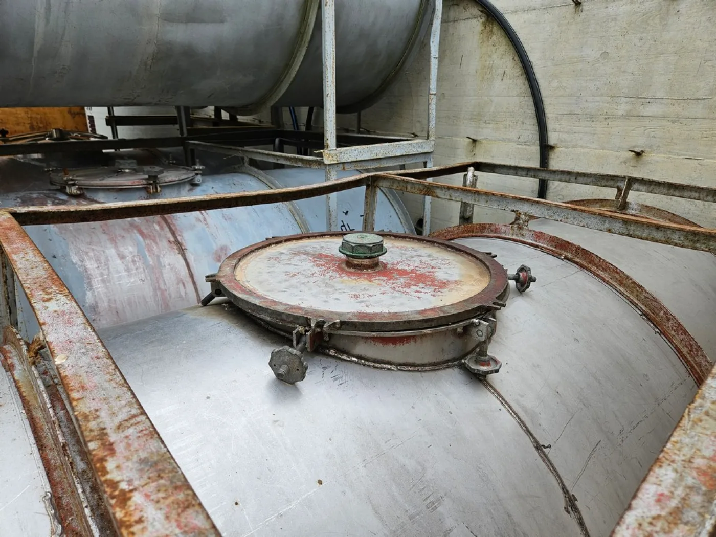SERIES OF HORIZONTAL STAINLESS STEEL TANKS CAPACITY 2200/2300 LITRES (HL 22/23) STORAGE/TRANSPORT MODEL, WITH IRON FRAME, SECOND-HAND EQUIPMENTS - 5