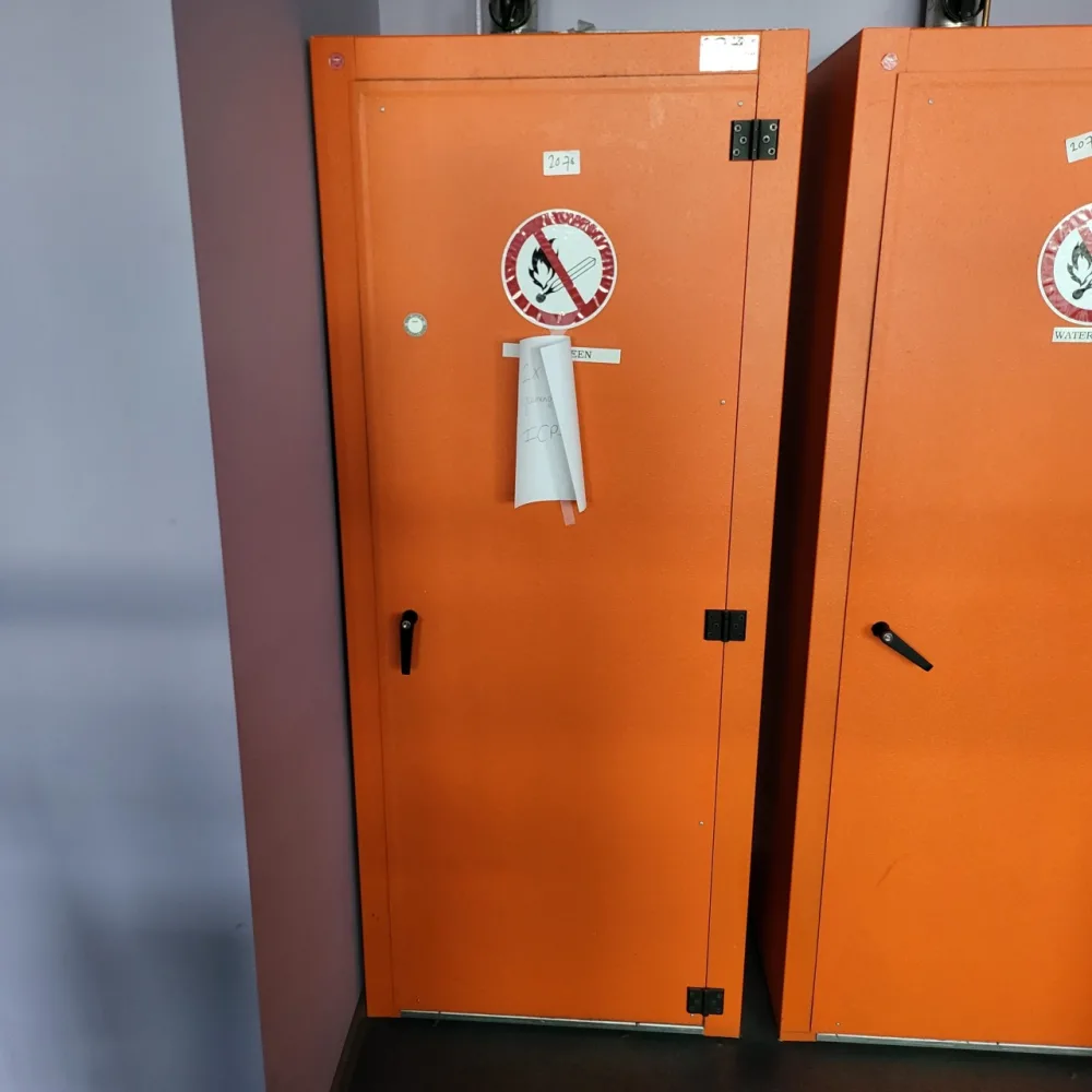 2070 - Used Schramm safety cabinet for compressed gas cylinders