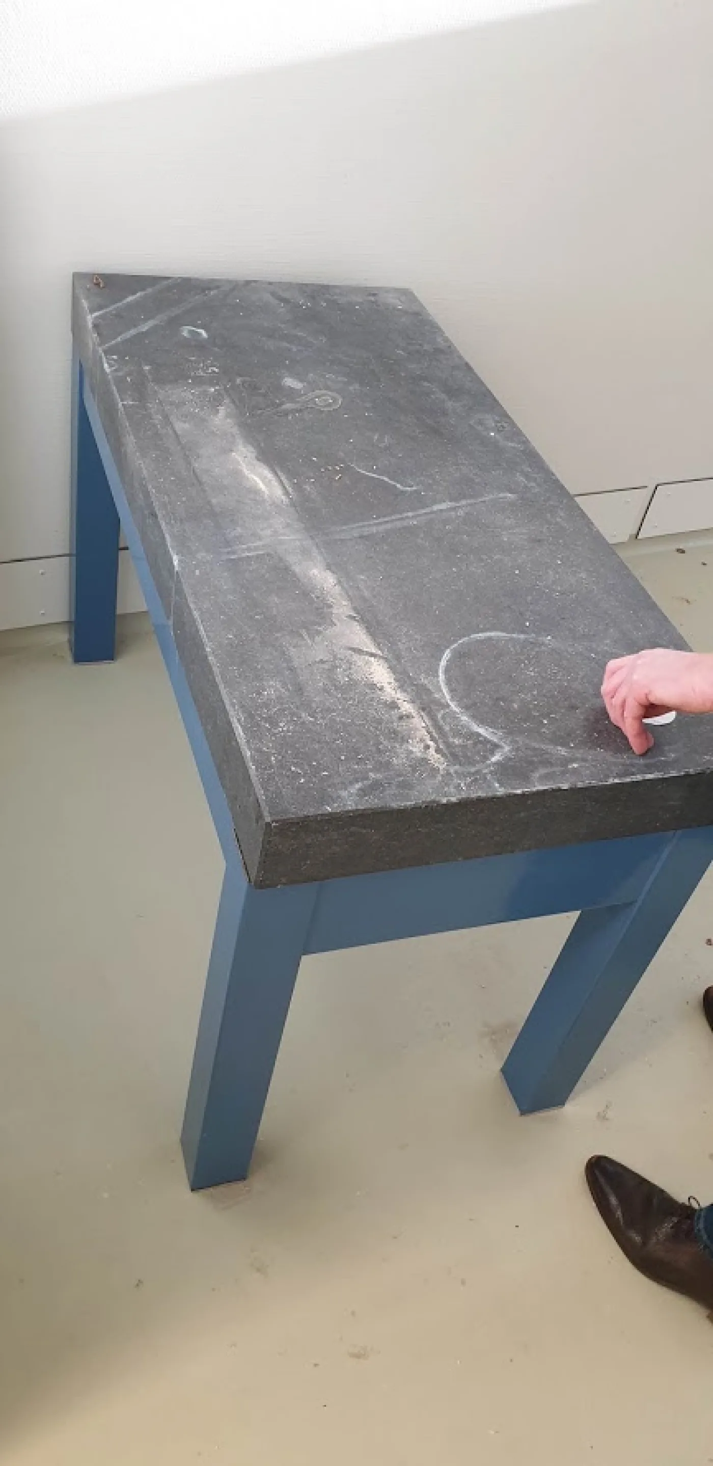 841-Used laboratory weighing table, granite top - 1