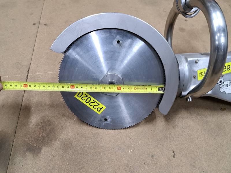 Pneumatic breaking saw