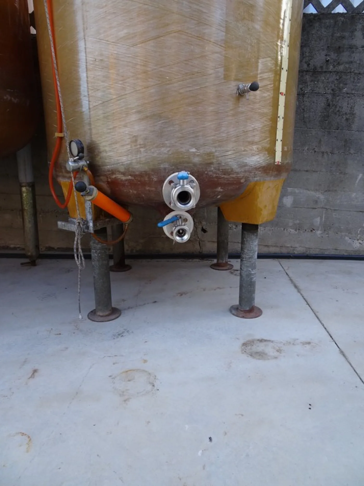 FIBERGLASS TANK VARIABLE CAPACITY FIRM CMP, CAPACITY HL 30 ABOUT, ON LEGS, ROUNDED BOTTOM, SECOND-HAND EQUIPMENT - 2