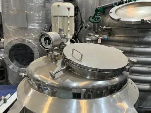 USED STAINLESS STEEL REACTOR 500 LITERS WITH SHELL AND AGITATION