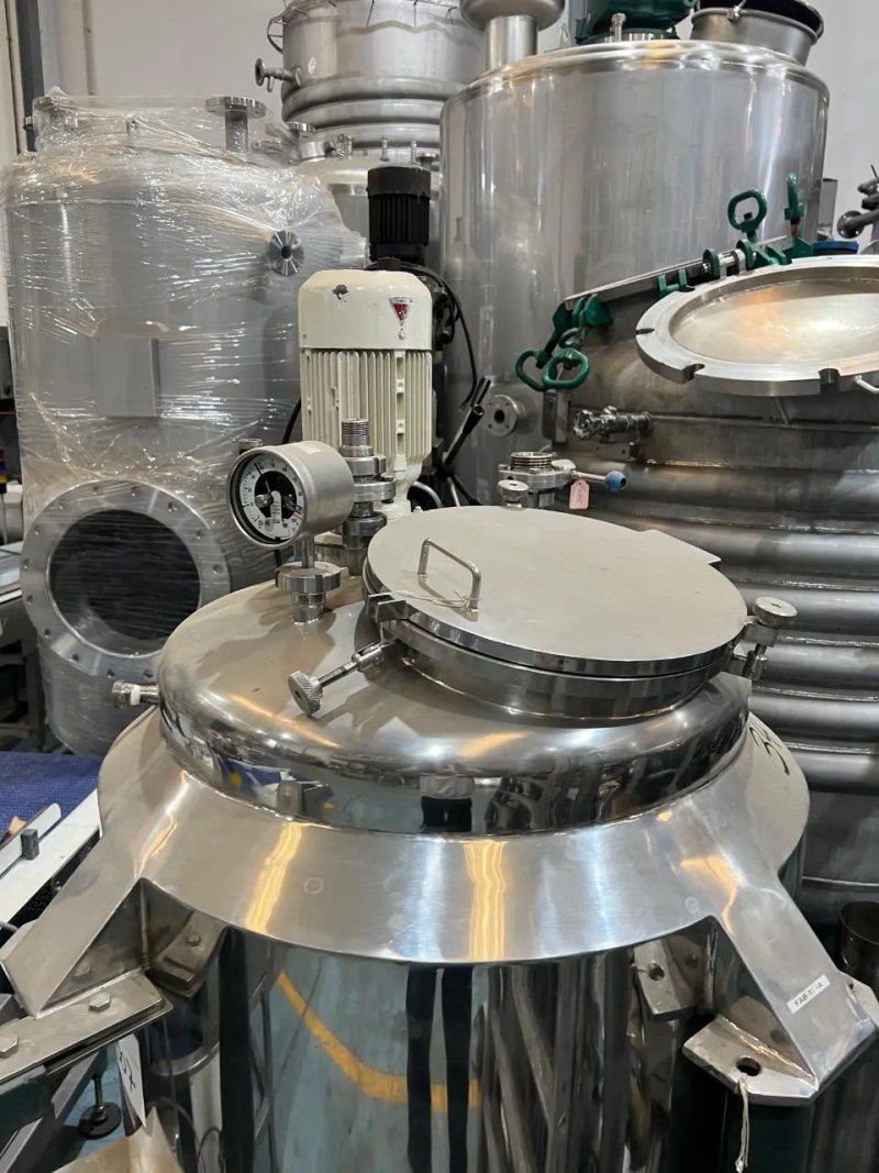 USED STAINLESS STEEL REACTOR 500 LITERS WITH SHELL AND AGITATION