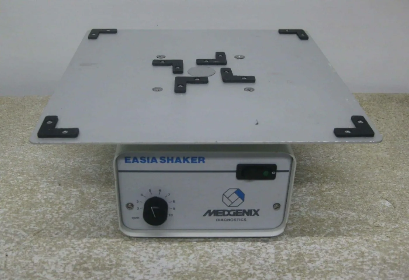 Medgenix DSG 304 M/4 Microplaat Schudder - 1