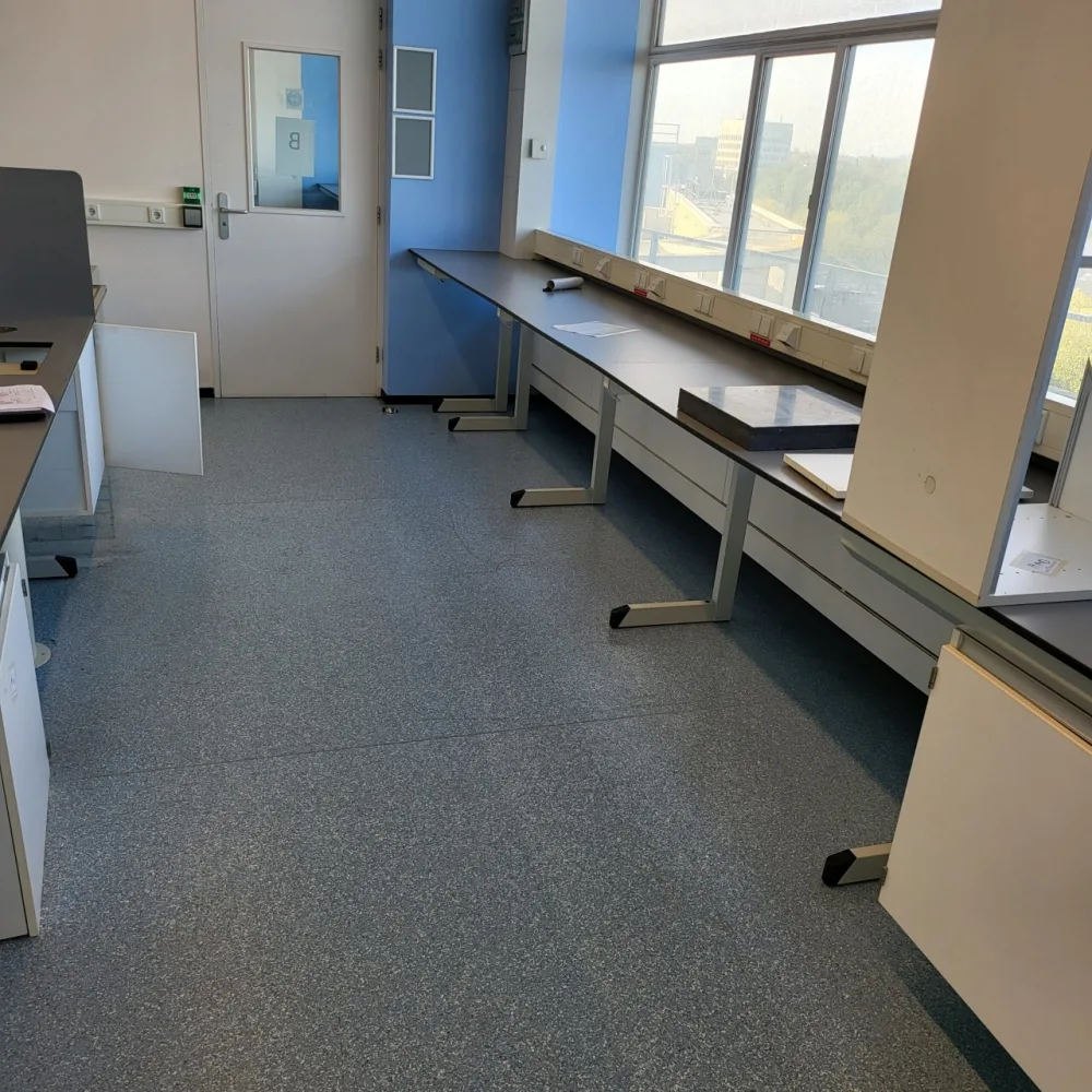 2046 - Used S+B Laboratory wall table (552 cm)