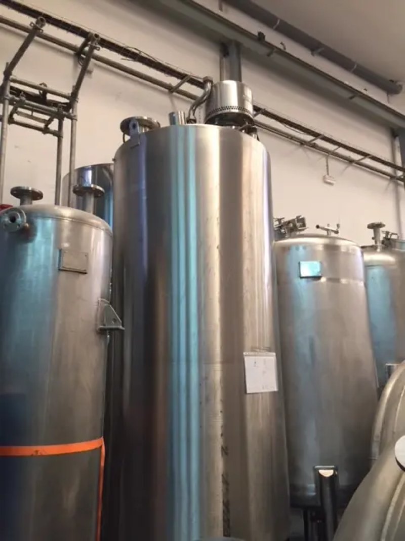 USED STAINLESS STEEL TANK 2500 LITERS